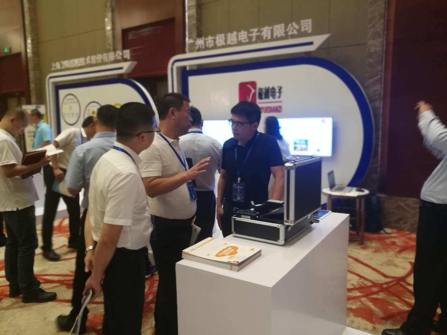 斷電傳感器,數(shù)據(jù)采集器,發(fā)電控制箱,控制器